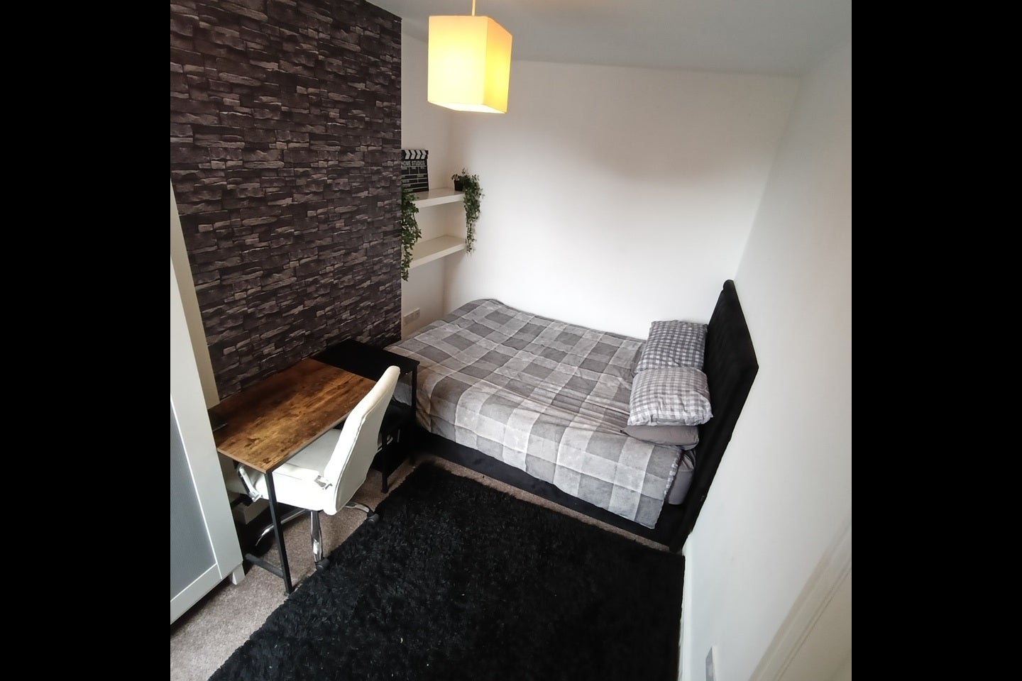 Room Shady Side in Doncaster