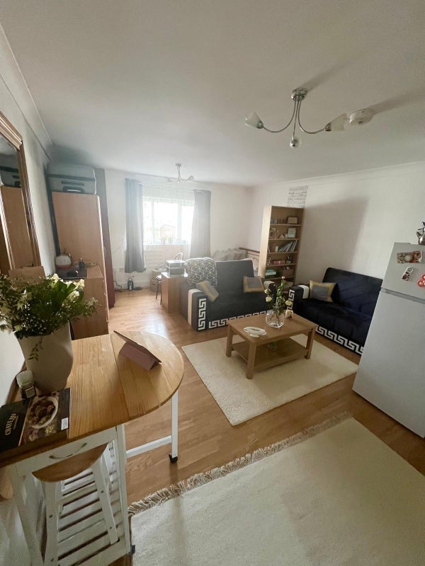 Flat Barnabas Road in Greater London