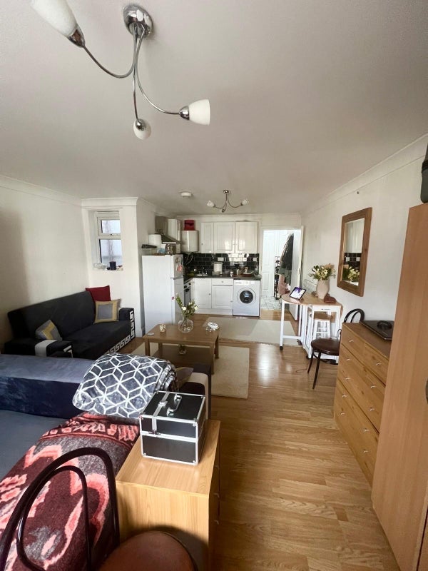 Flat Barnabas Road in Greater London