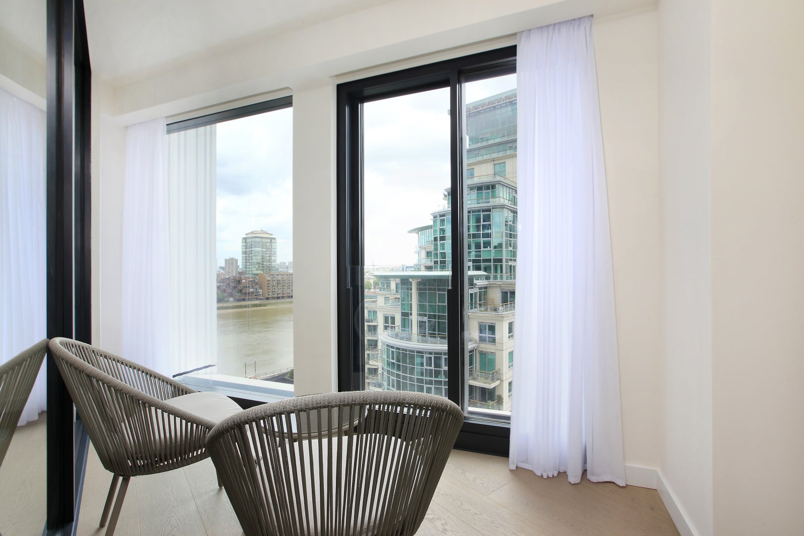 Flat Nine Elms Lane in Greater London