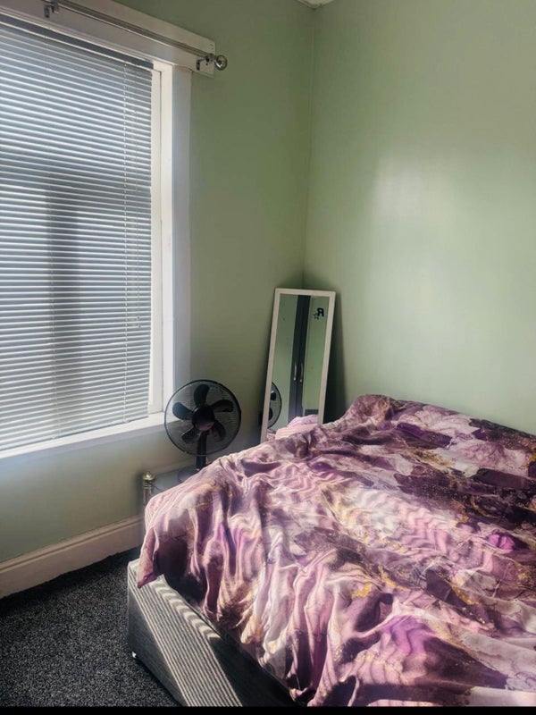 Room Burlington Road in Coventry