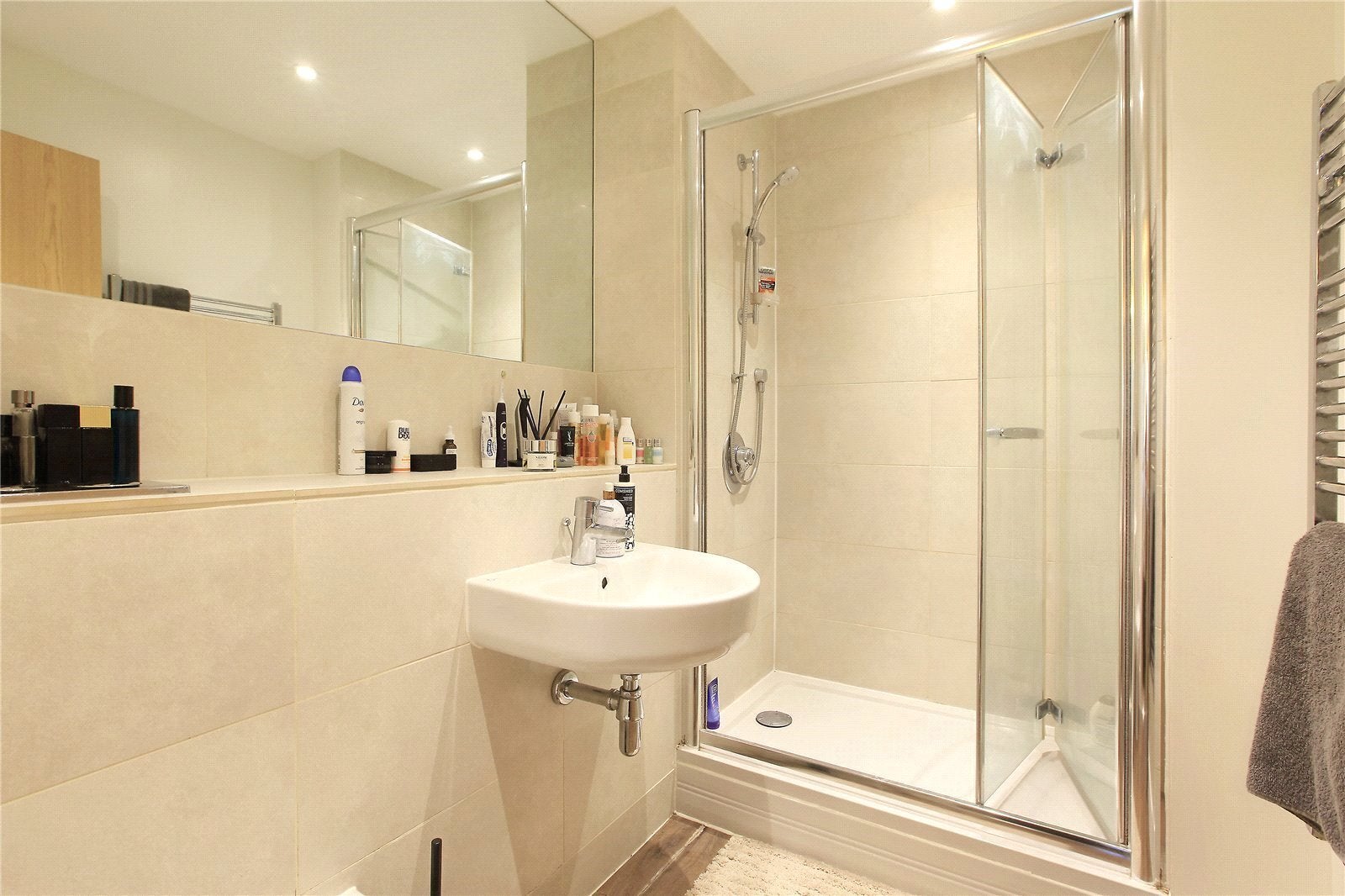 Flat Gwynne Road in Greater London