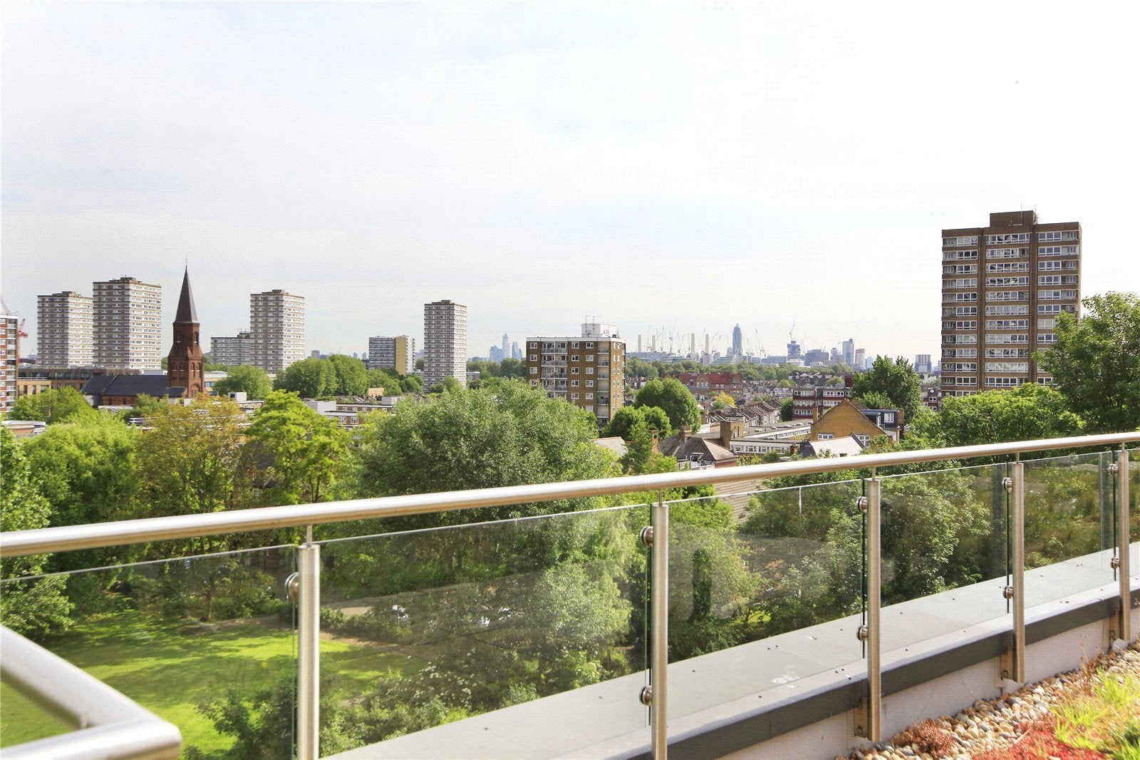 Flat Gwynne Road in Greater London
