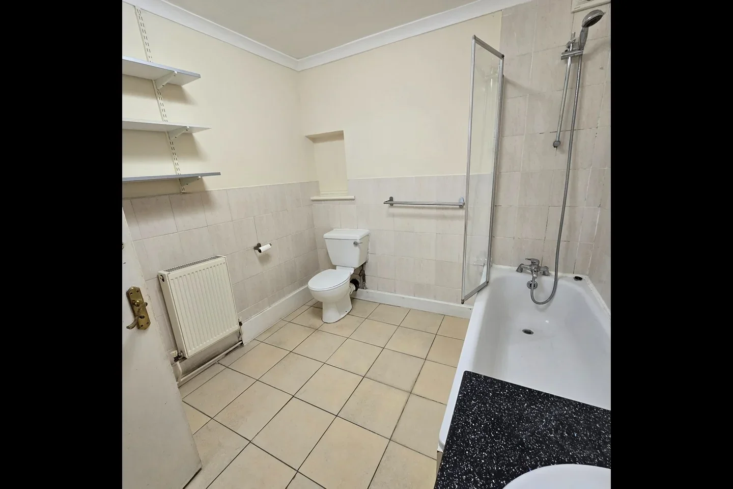 Flat Crownfield Avenue in Greater London