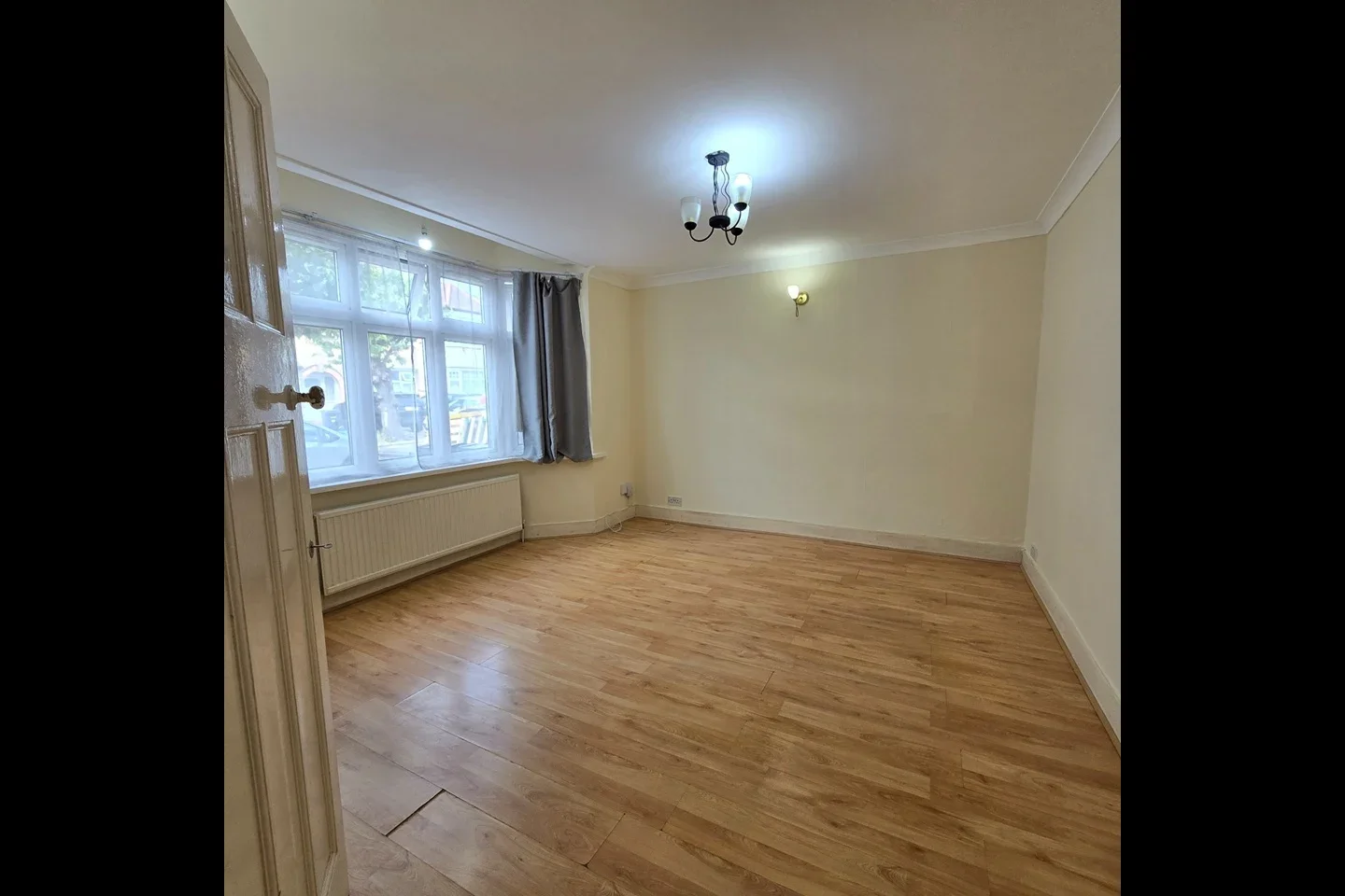 Flat Crownfield Avenue in Greater London