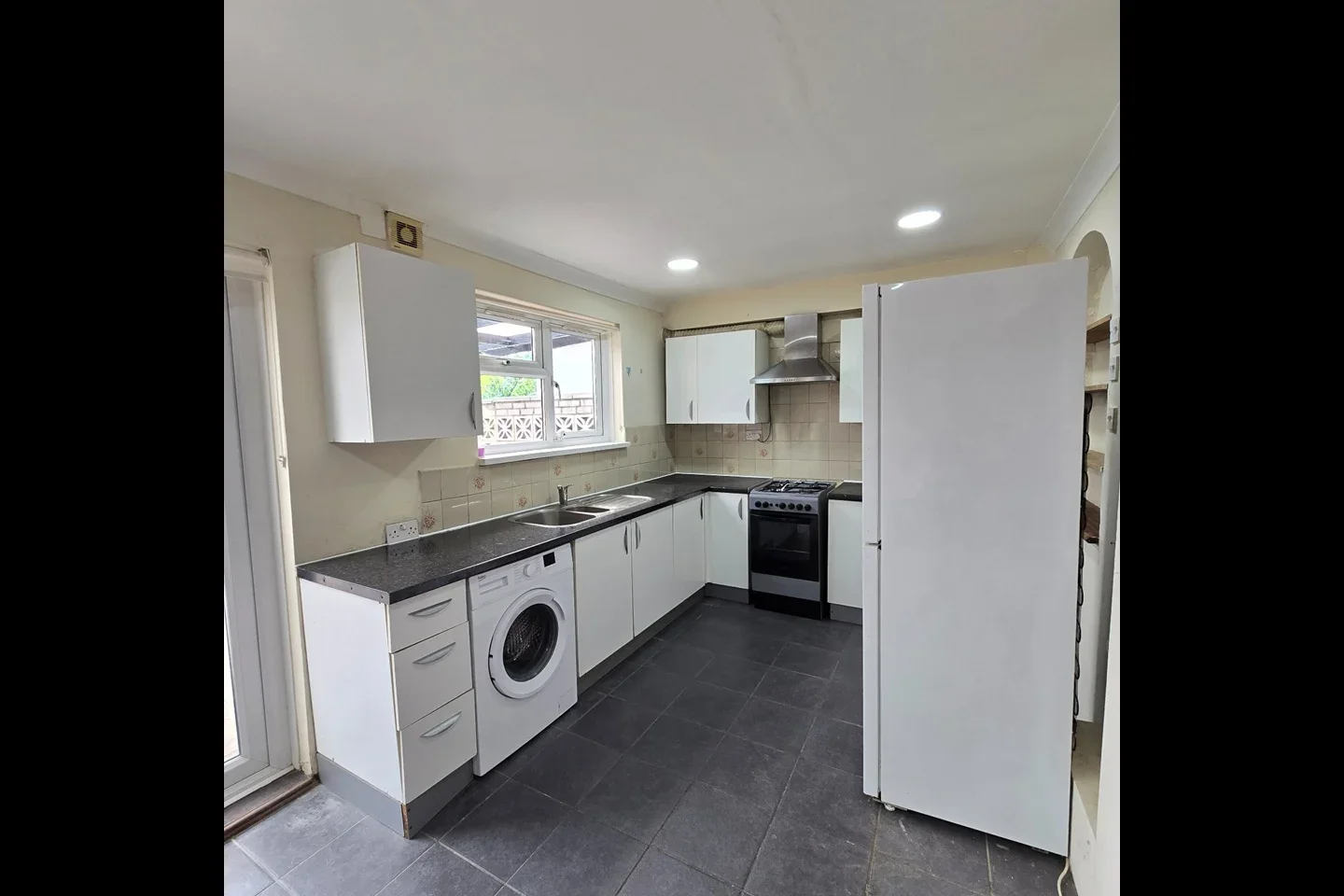 Flat Crownfield Avenue in Greater London