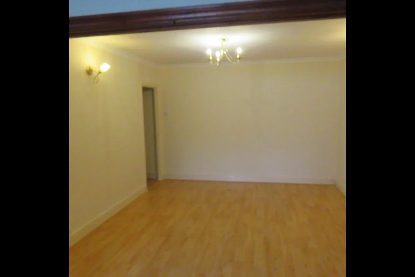 Flat Crownfield Avenue in Greater London