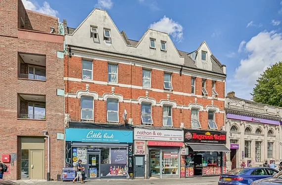 Flat Peckham High Street in Greater London