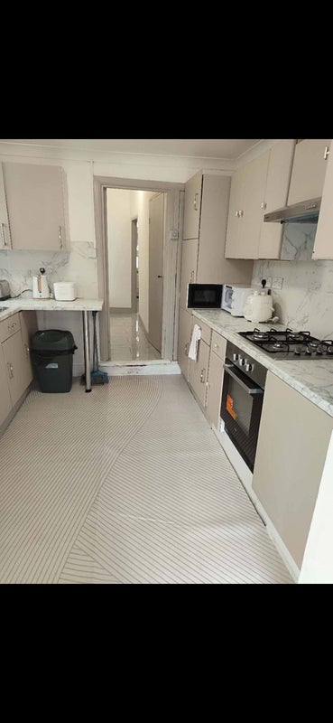 Flat Colonial Road in Slough