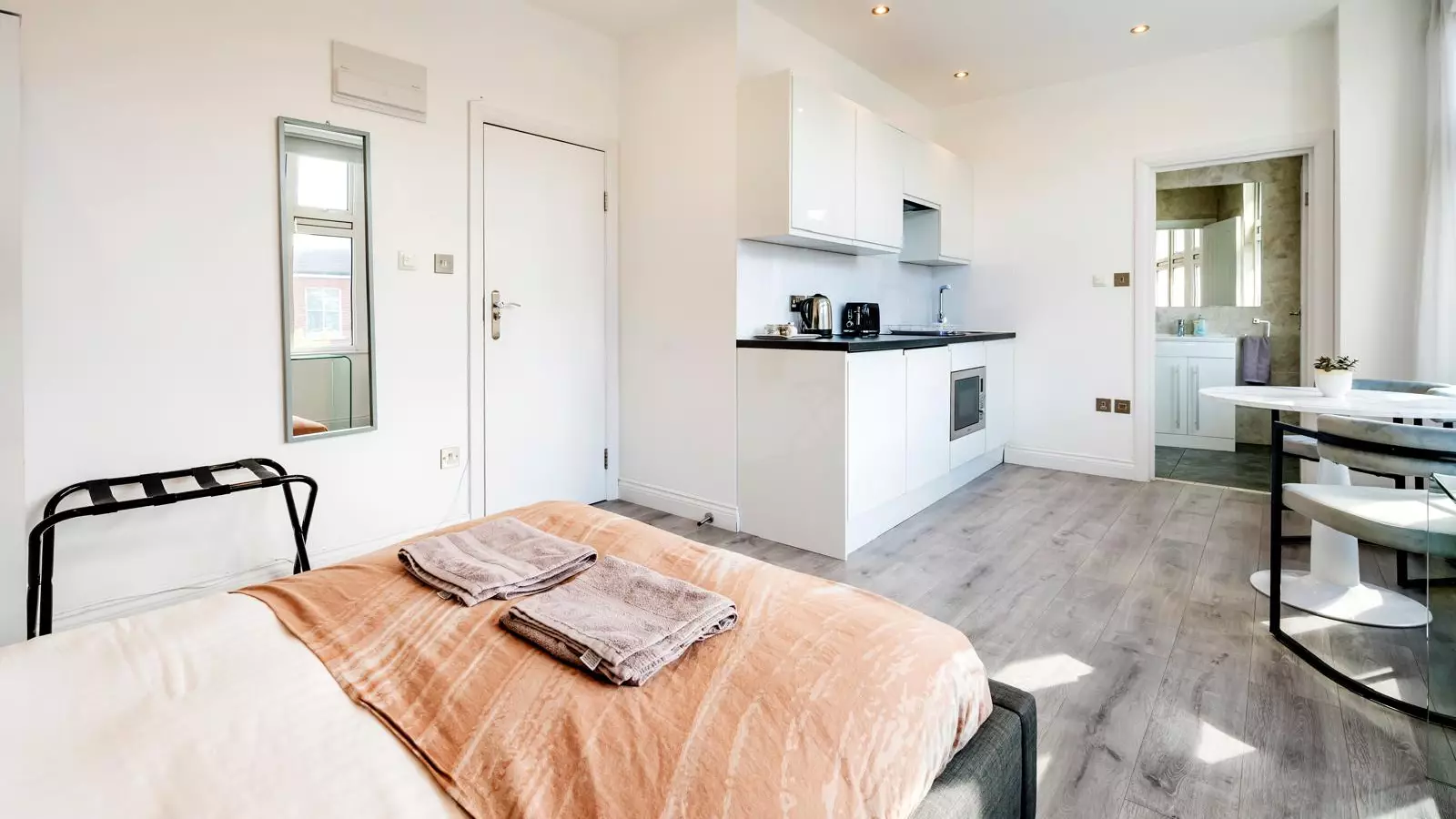 Flat Southfield Road in Greater London