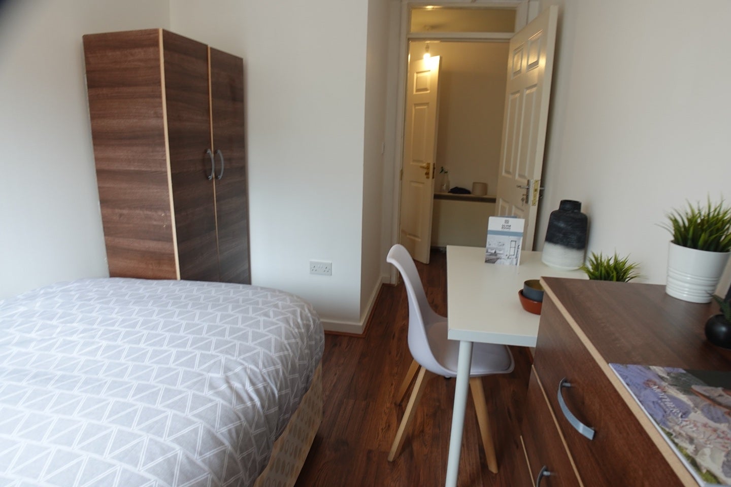 Room Westferry Road in Greater London