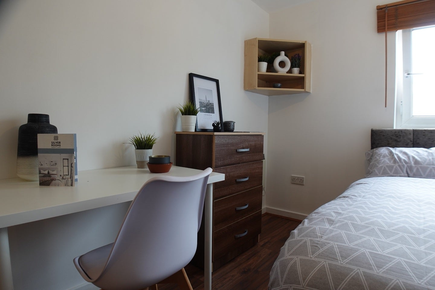 Room Westferry Road in Greater London