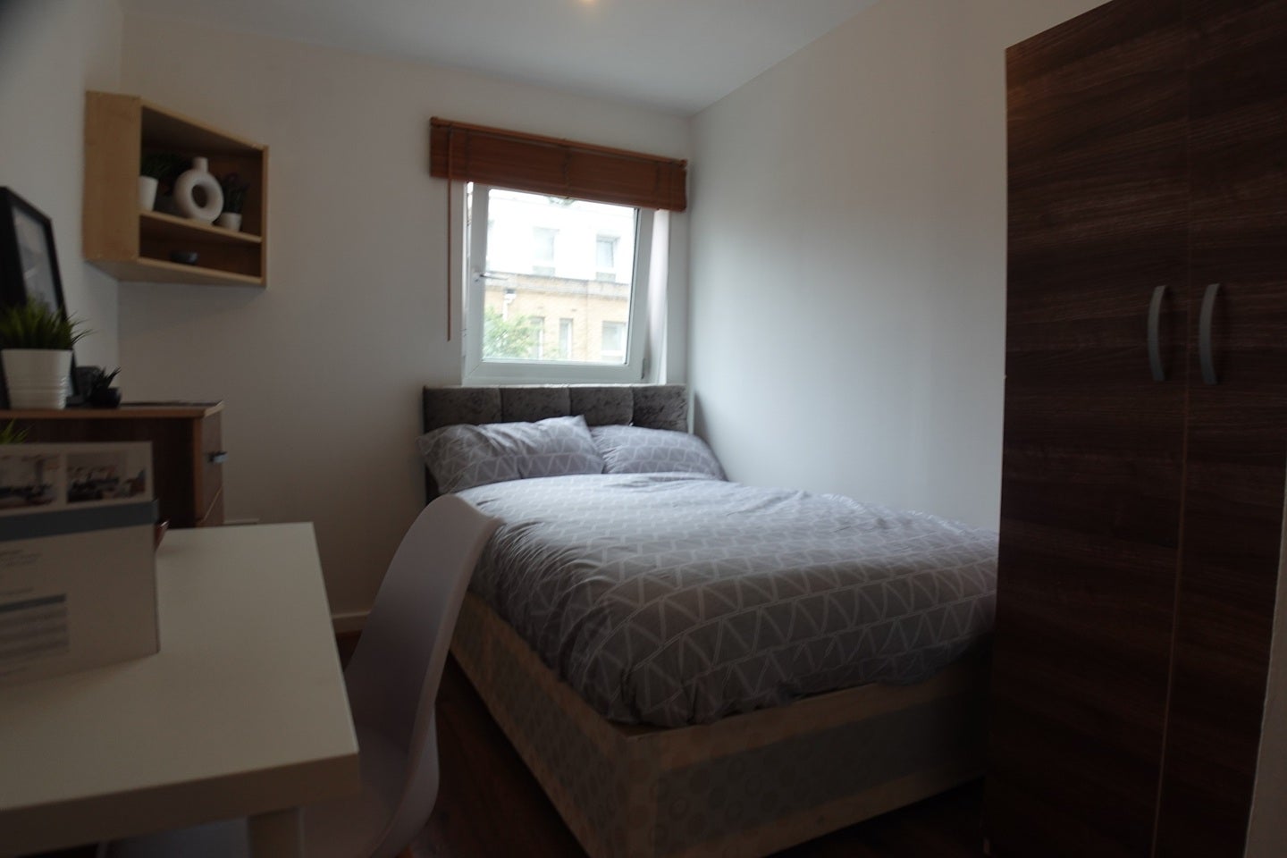 Room Westferry Road in Greater London