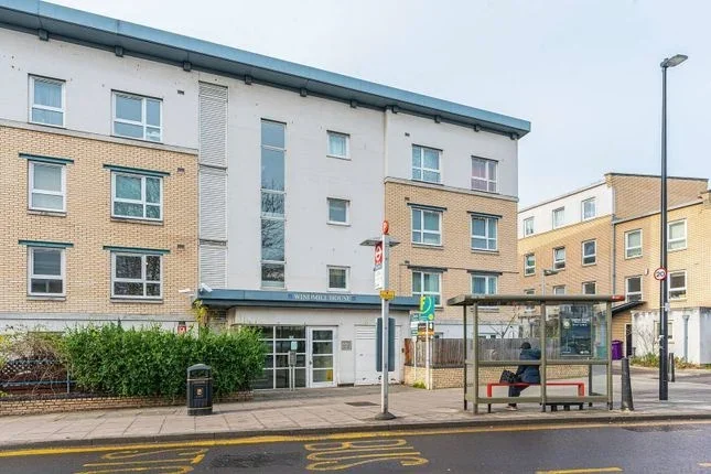 Room Westferry Road in Greater London