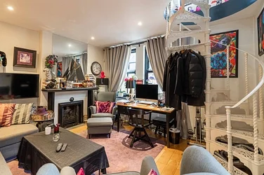 Flat Kensington Court in Greater London