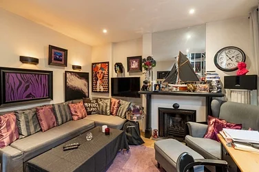 Flat Kensington Court in Greater London