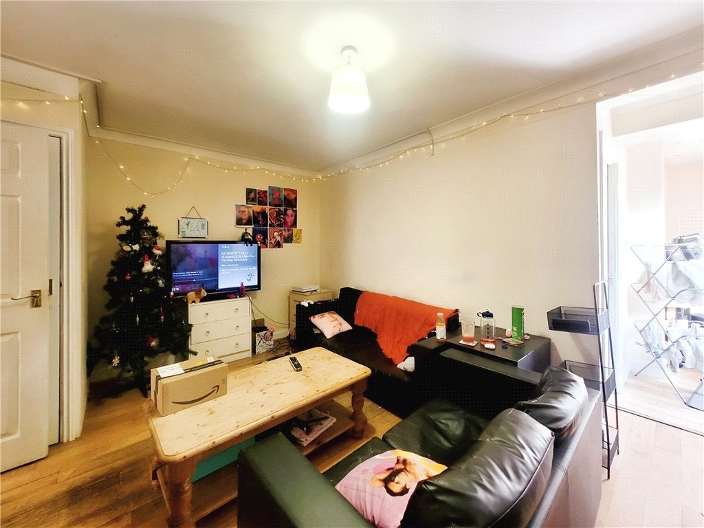 Flat Clarence Street in Borough of Runnymede