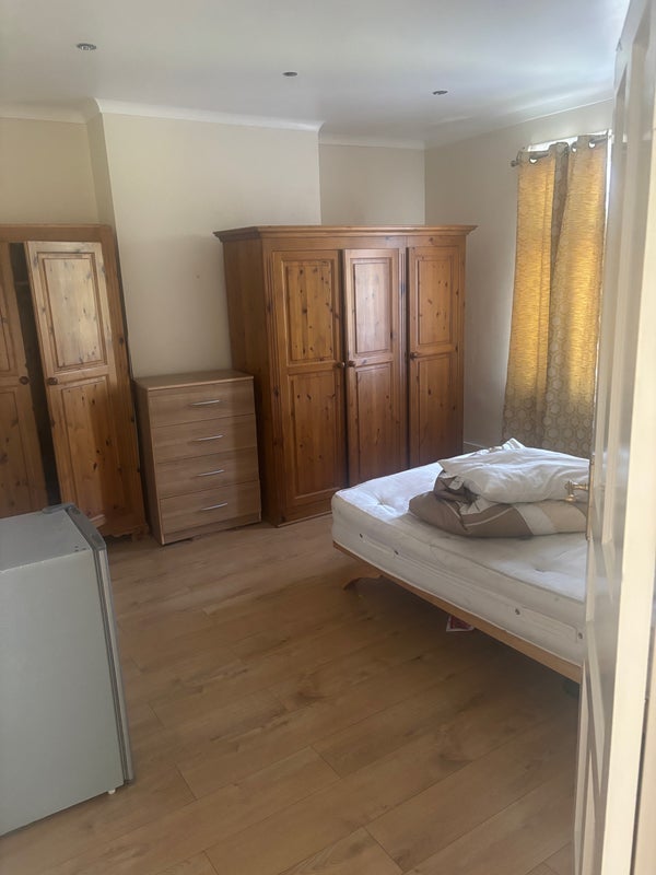 Room Grange Park Avenue in Greater London