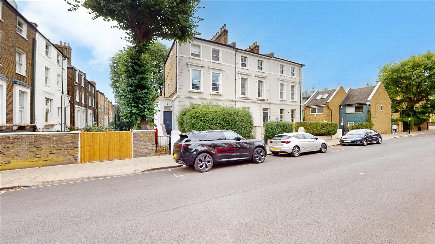 Flat Cantelowes Road in Greater London