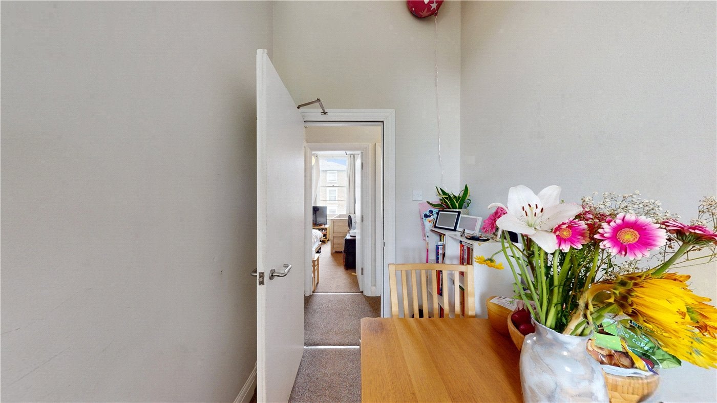 Flat Cantelowes Road in Greater London