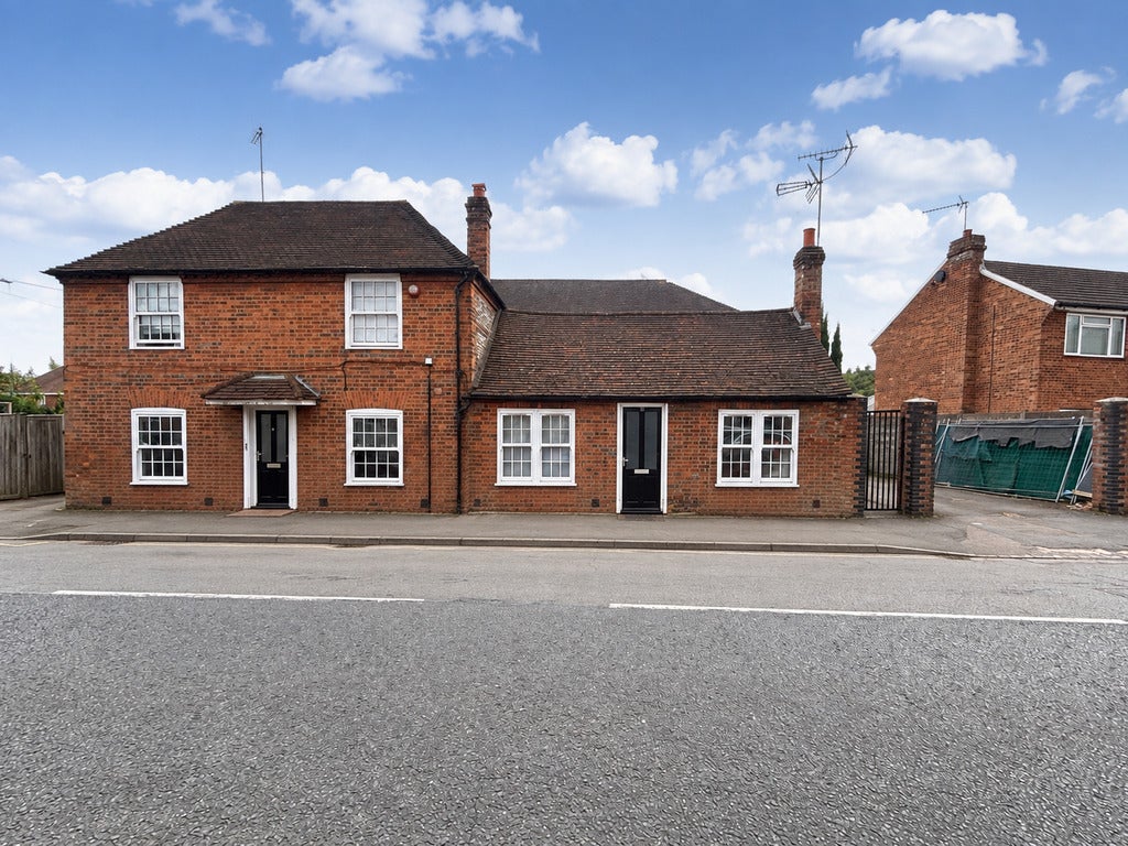 Flat Wrights Meadow Road in High Wycombe Community Board
