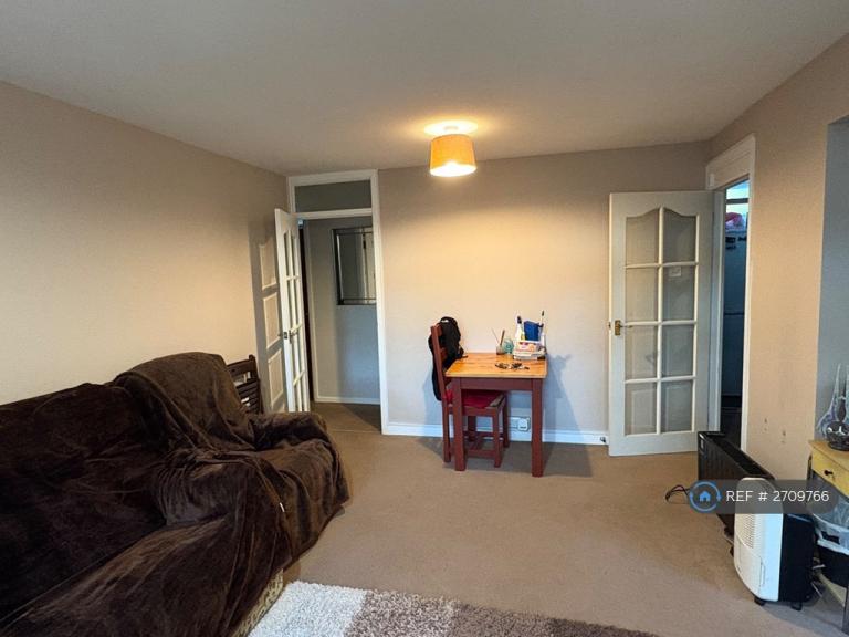 Room Wadham Drive in Bristol