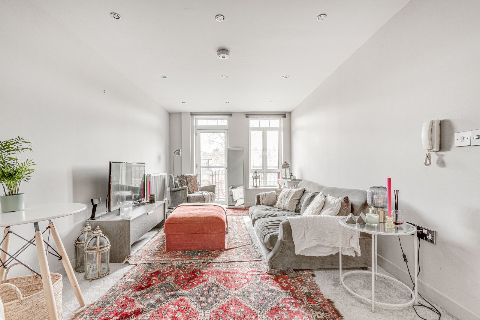 Flat Kelvedon Road in Greater London