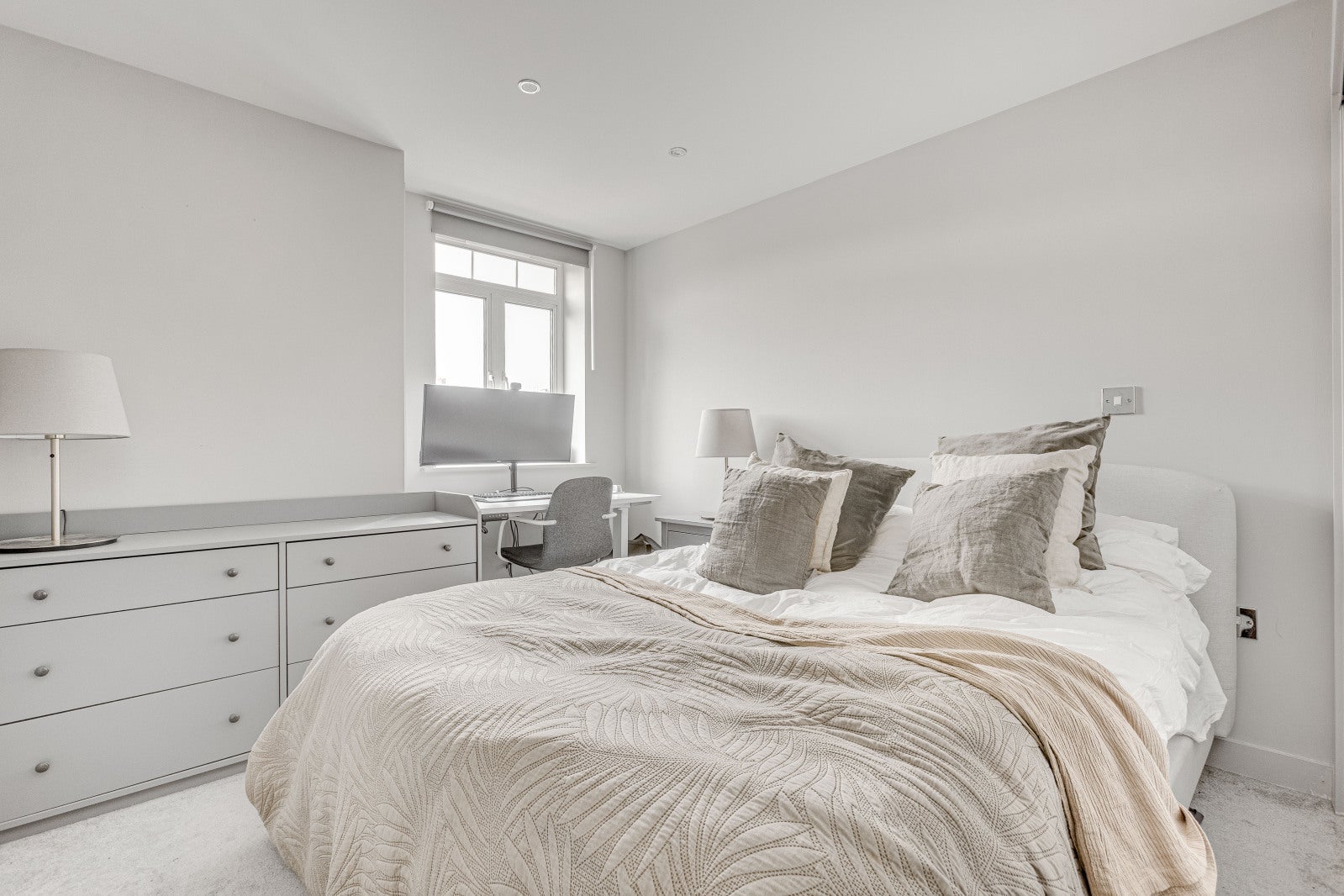 Flat Kelvedon Road in Greater London