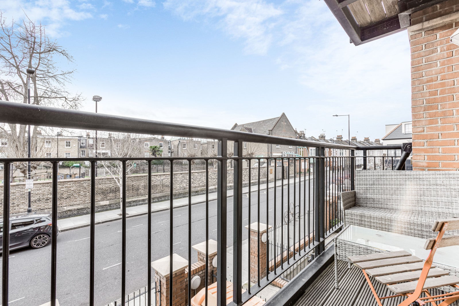 Flat Kelvedon Road in Greater London