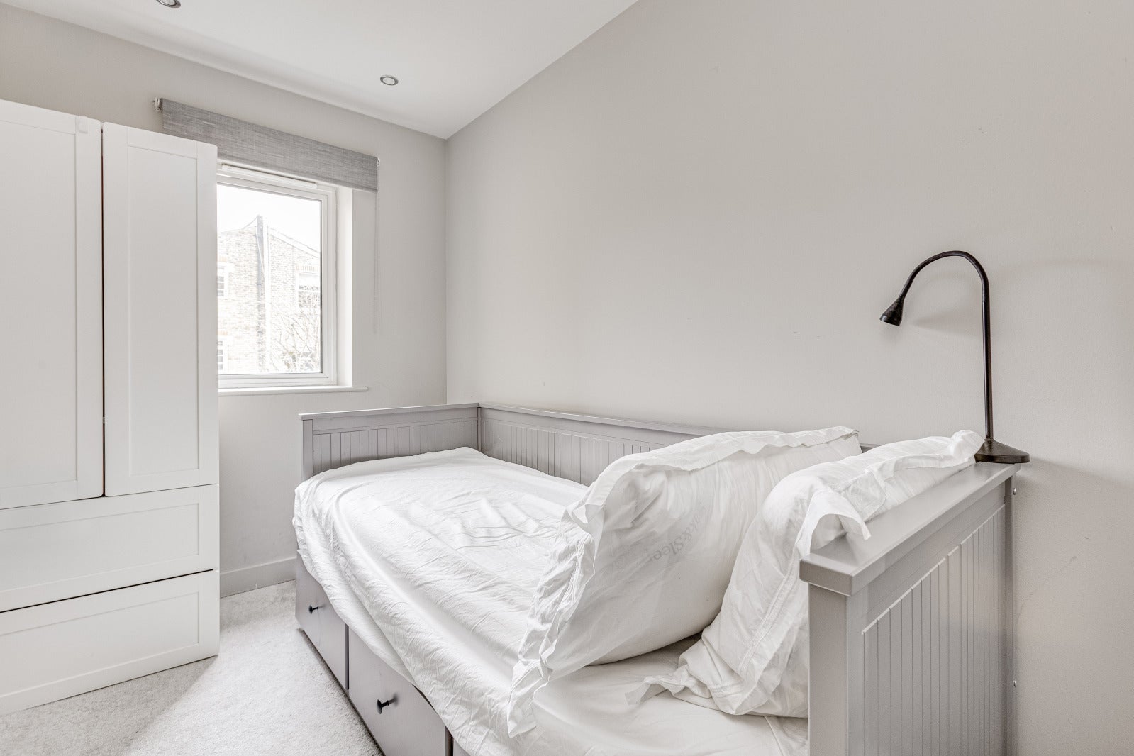 Flat Kelvedon Road in Greater London