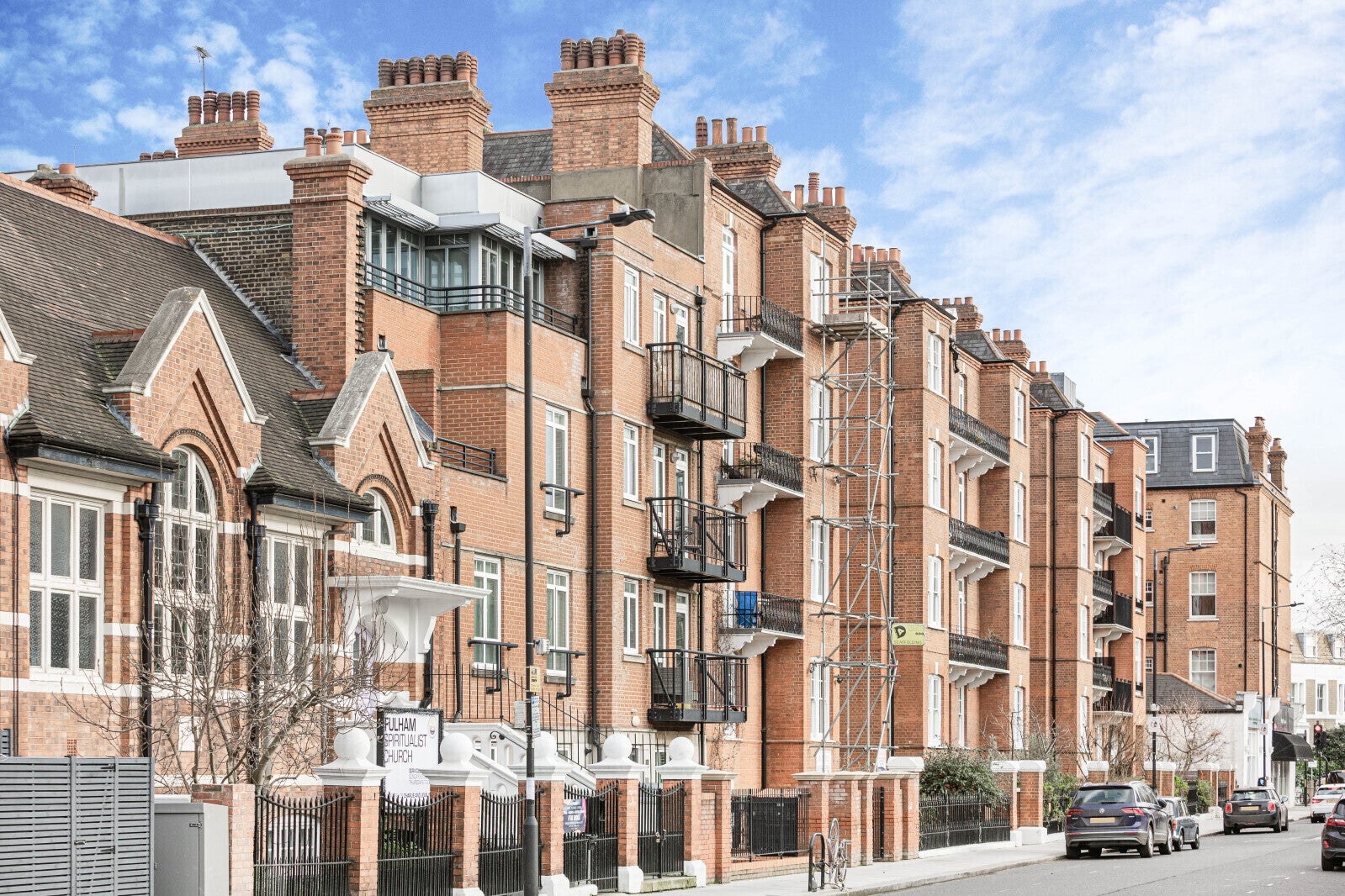 Flat Kelvedon Road in Greater London