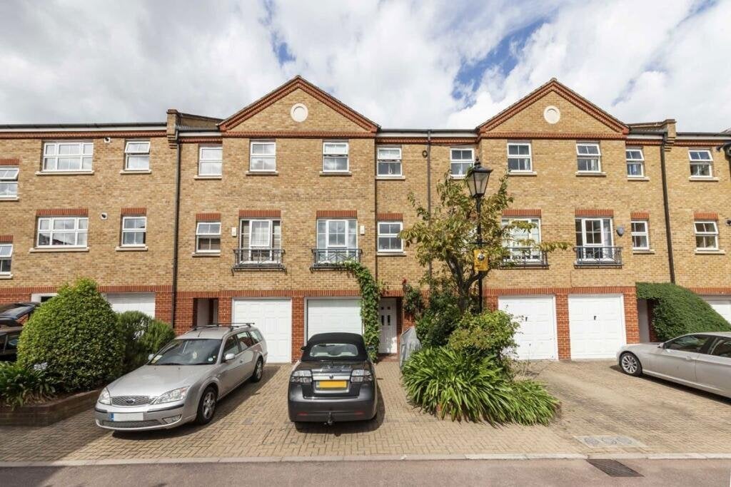 House Malthouse Drive in Greater London