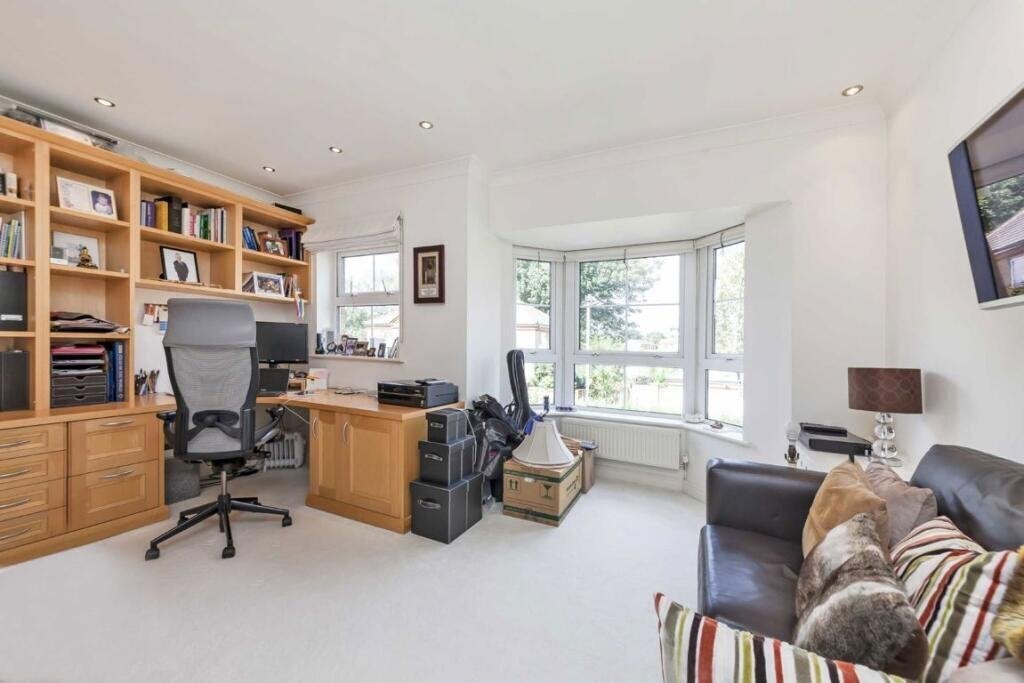 House Malthouse Drive in Greater London