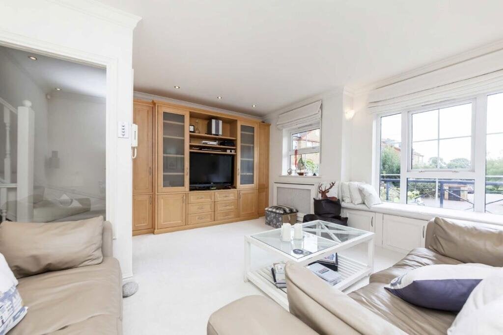 House Malthouse Drive in Greater London