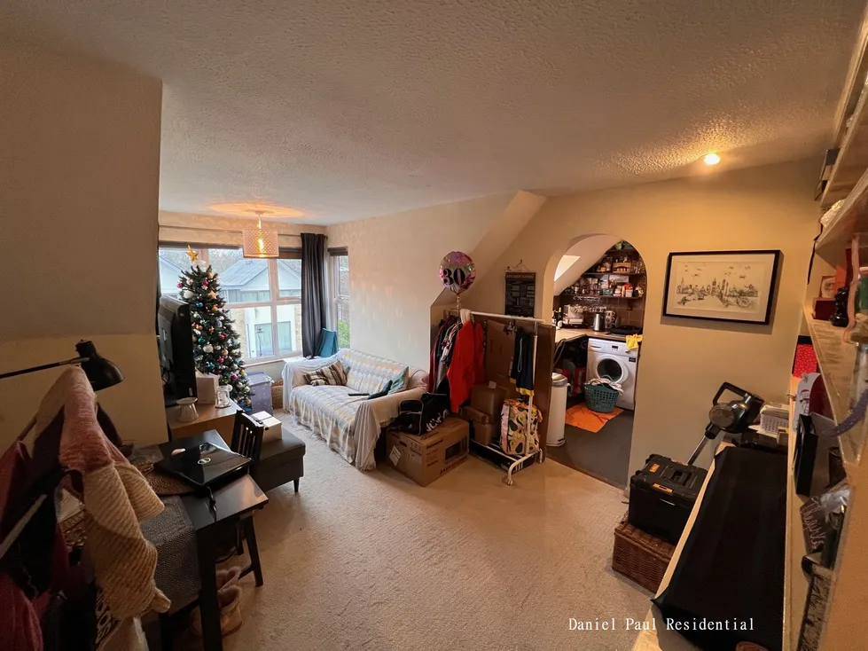 Flat Hartham Road in Greater London