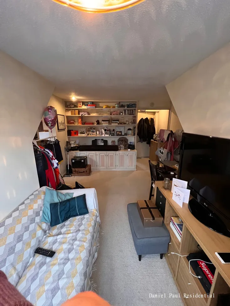 Flat Hartham Road in Greater London