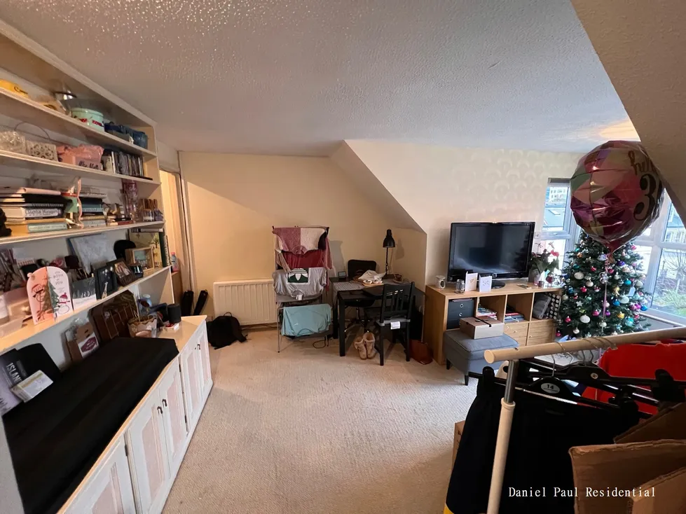 Flat Hartham Road in Greater London