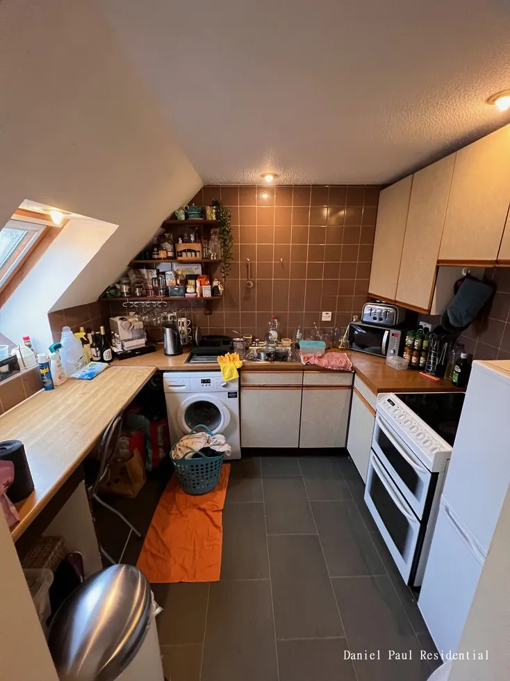 Flat Hartham Road in Greater London