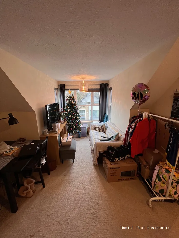 Flat Hartham Road in Greater London
