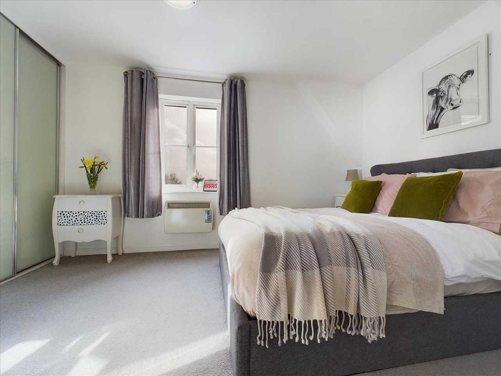 Flat Alnesbourn Crescent in Ipswich