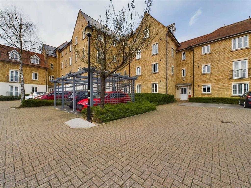 Flat Alnesbourn Crescent in Ipswich