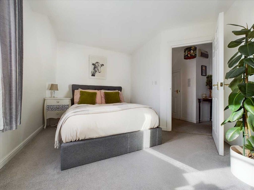 Flat Alnesbourn Crescent in Ipswich