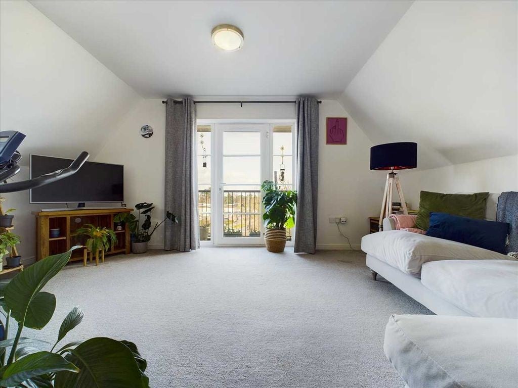 Flat Alnesbourn Crescent in Ipswich