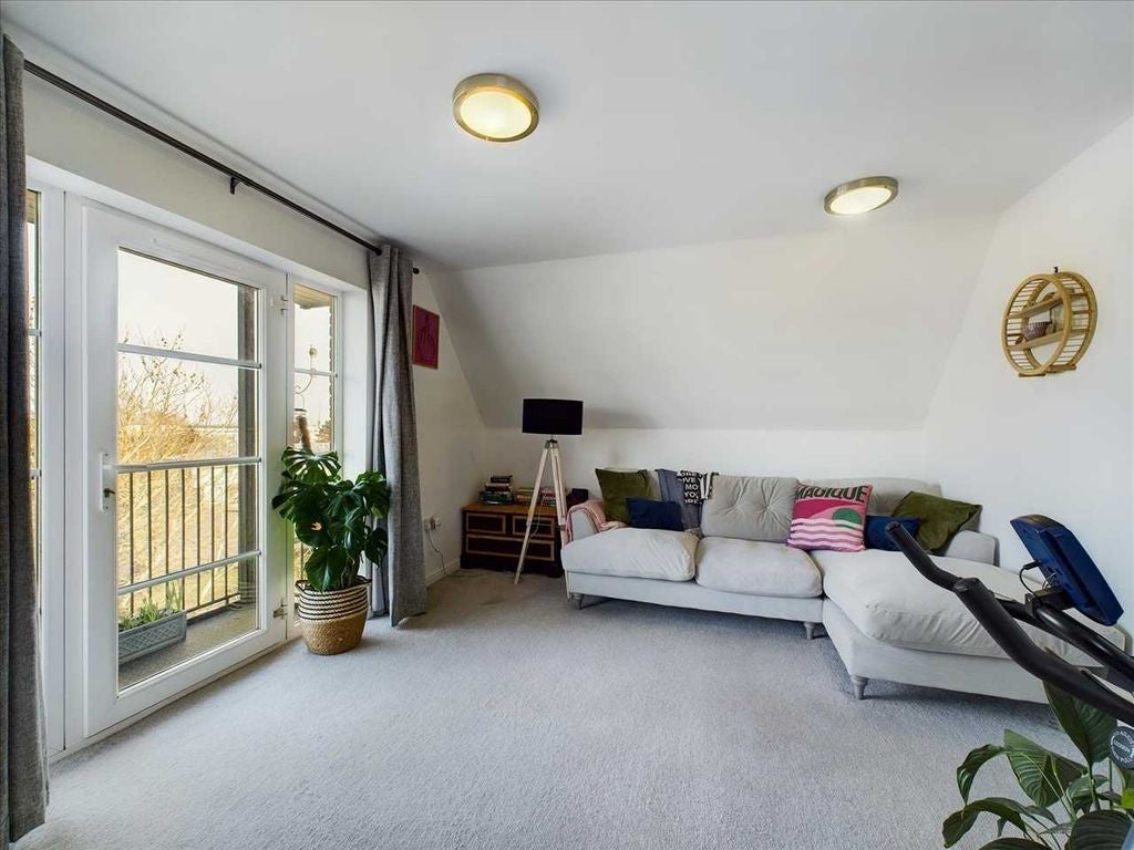Flat Alnesbourn Crescent in Ipswich