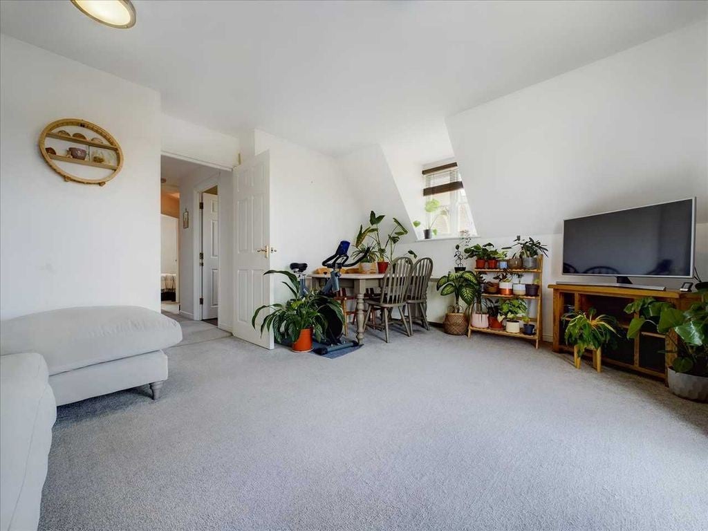 Flat Alnesbourn Crescent in Ipswich