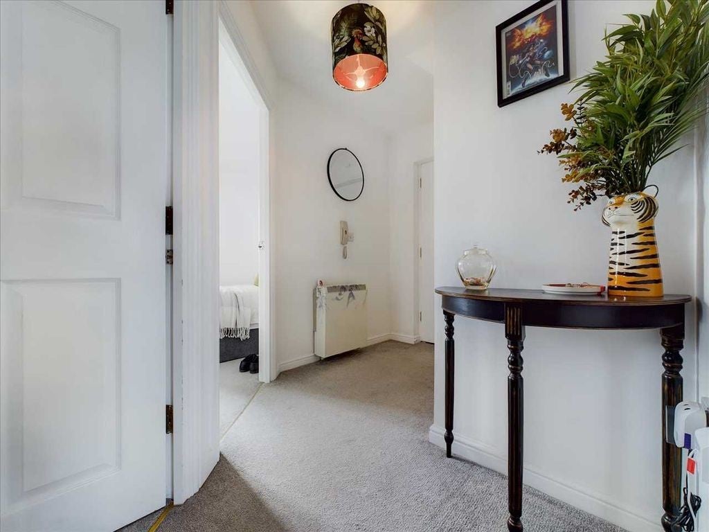 Flat Alnesbourn Crescent in Ipswich