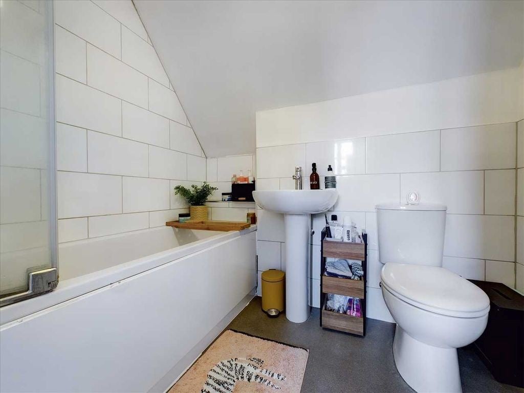 Flat Alnesbourn Crescent in Ipswich