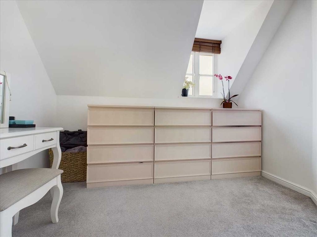 Flat Alnesbourn Crescent in Ipswich