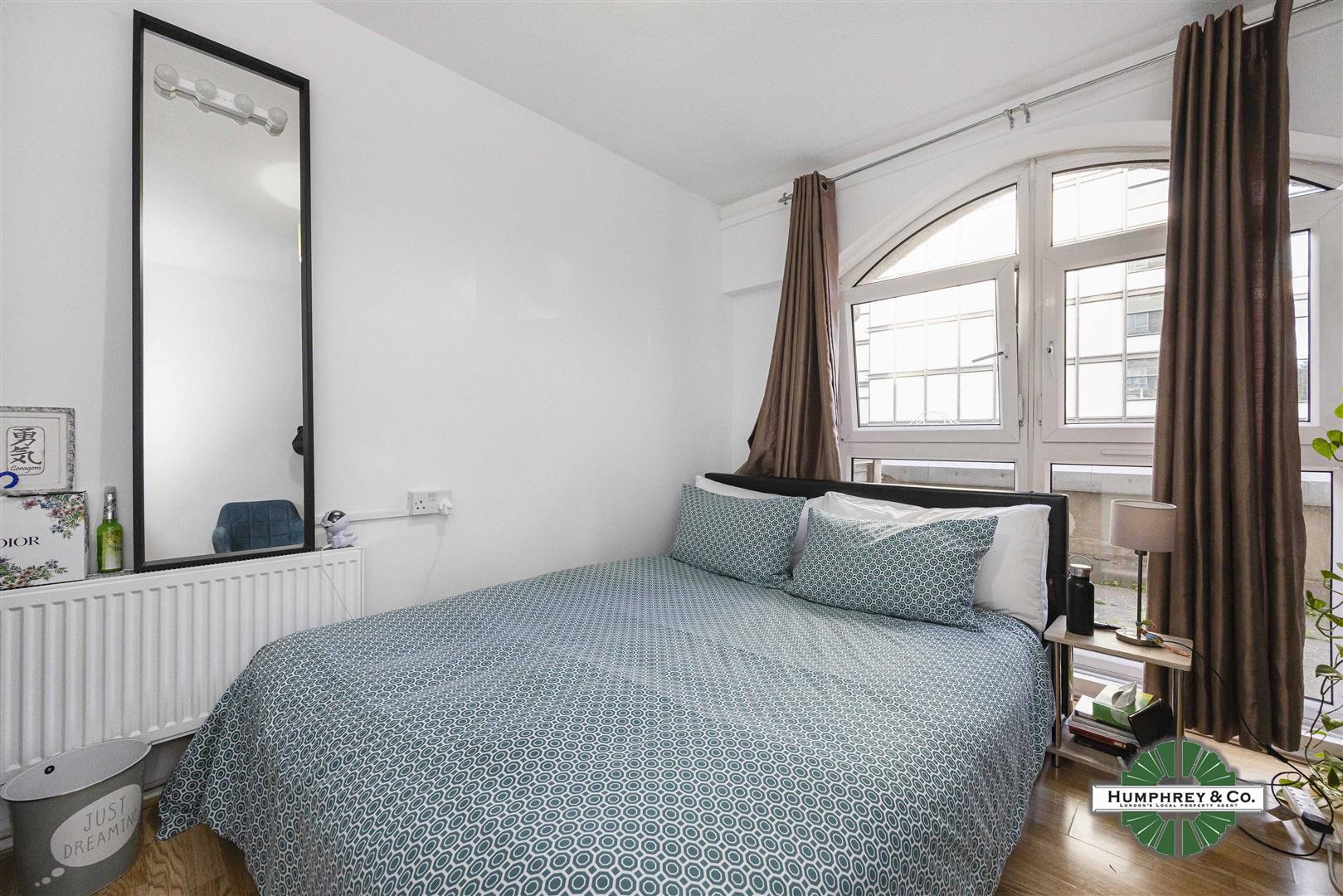 Flat Bath Street in Greater London