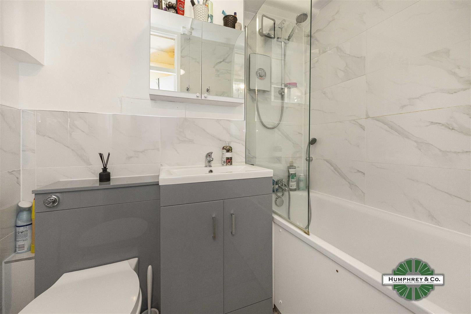 Flat Bath Street in Greater London